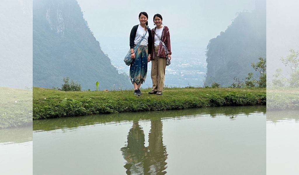 ミャンマー国境の村での奥野さんと友人の写真
