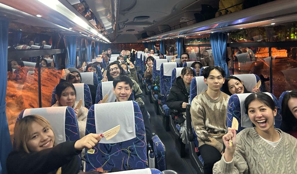 バスに乗っている学生たちの写真