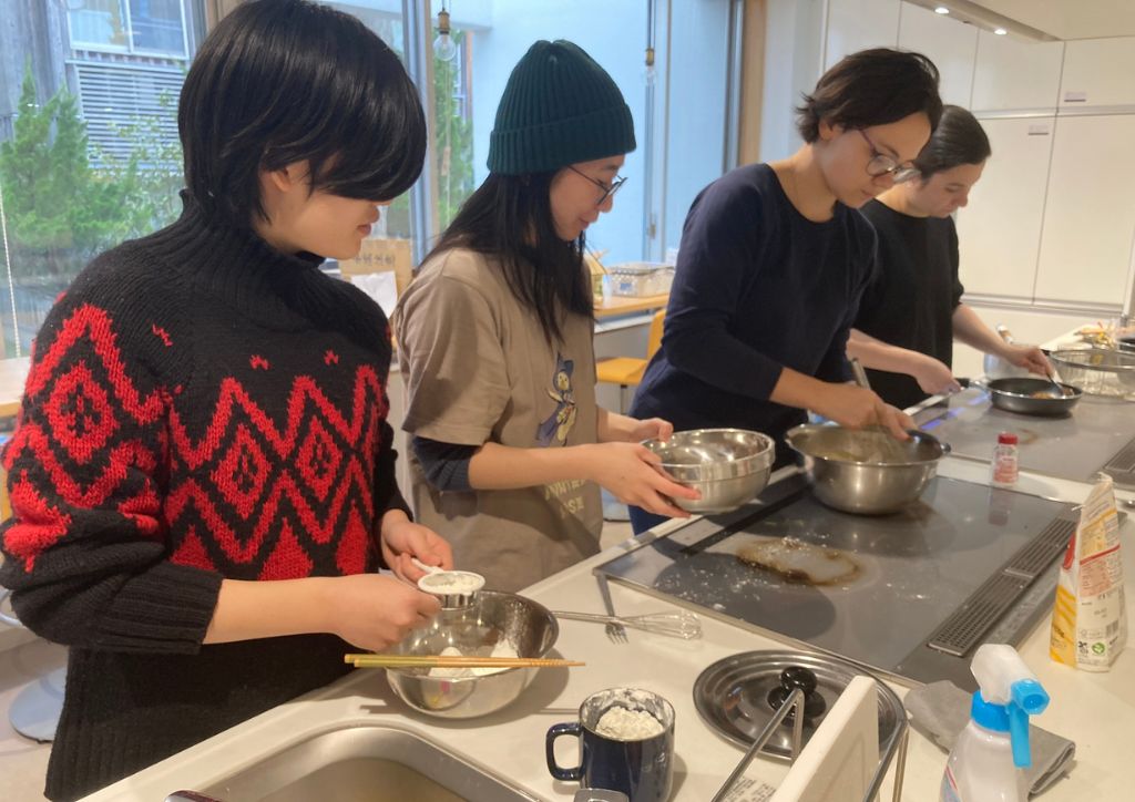 料理をしている学生たちの写真
