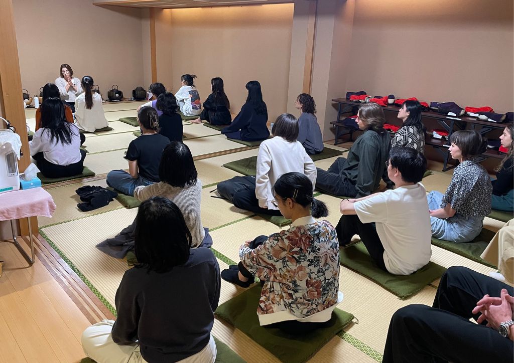 マインドフルネス瞑想クラスに参加する学生たちの写真