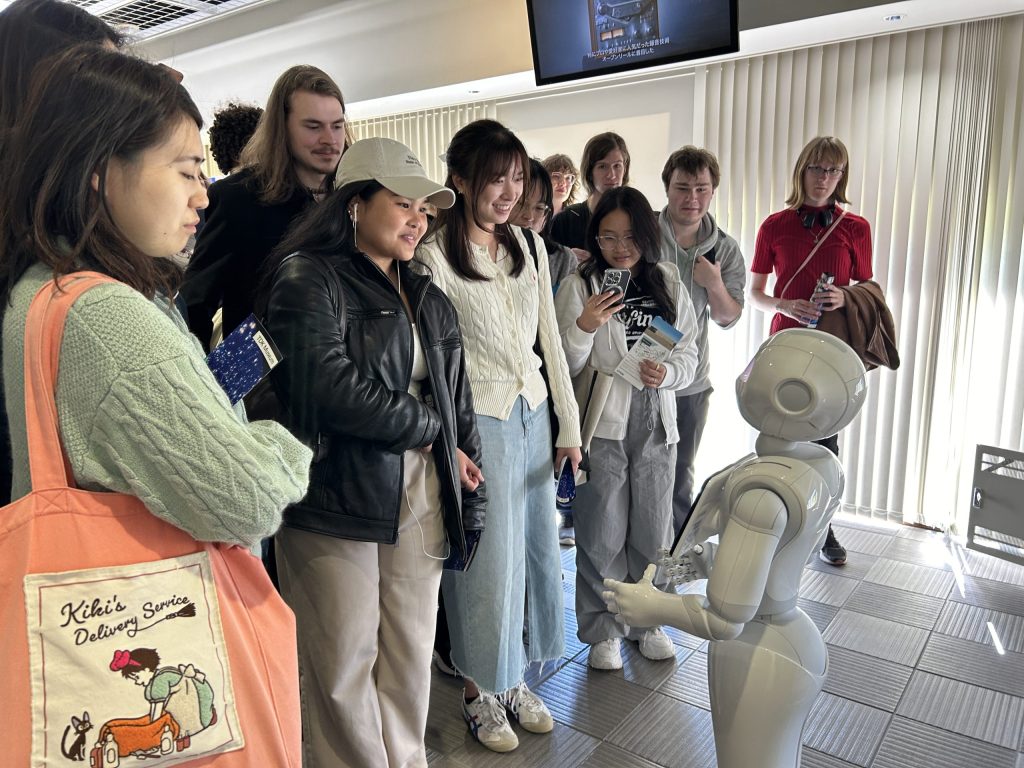 秋田弁を話すロボットPepperくんが出迎えてくれました