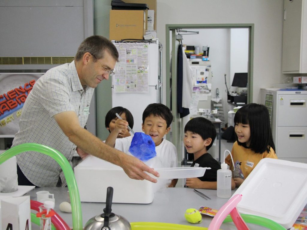 液体窒素で冷やされてしぼんだ風船に驚く子どもたち