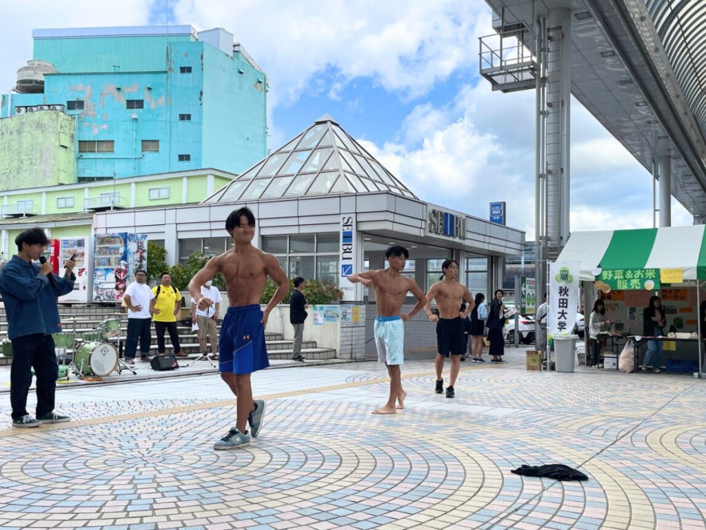 県立大学の学生がステージパフォーマンスも披露