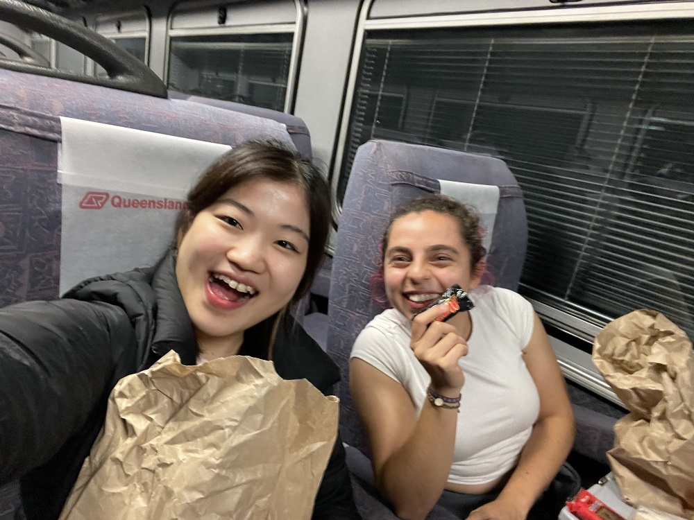 長距離電車内での矢尾板さんと友人1名の写真