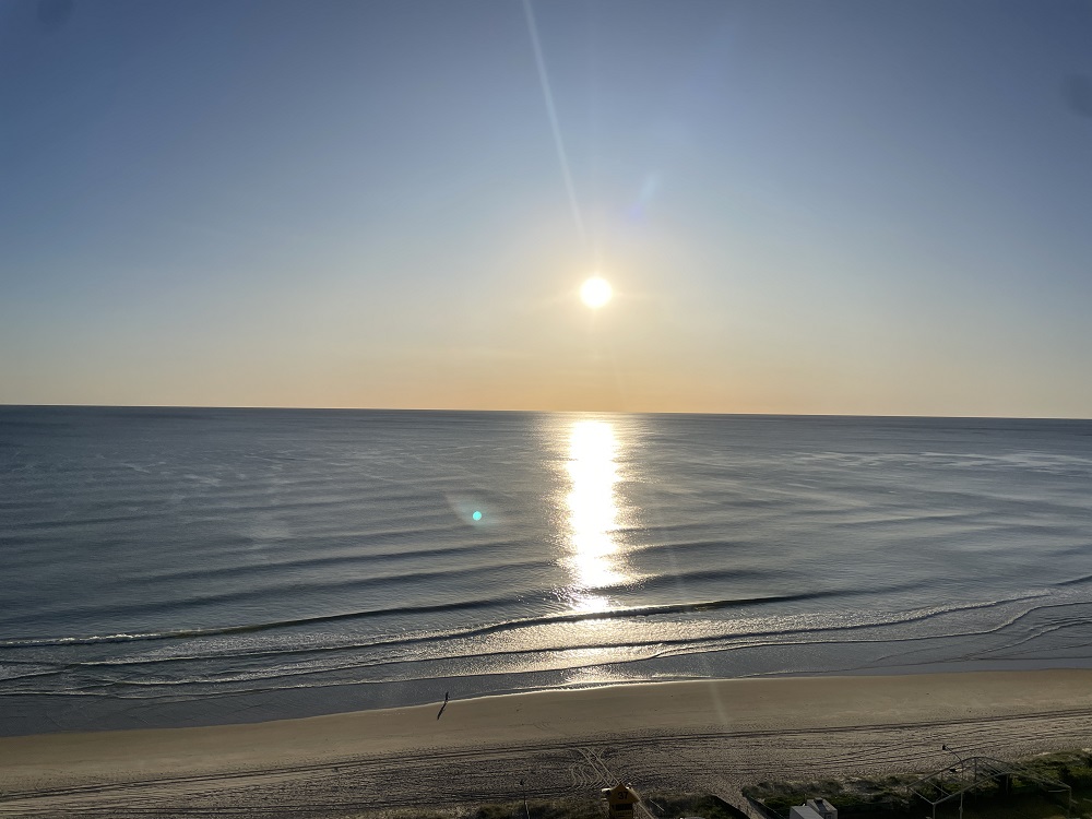 ゴールドコーストの朝日が昇った海辺の写真