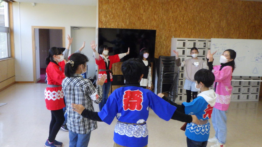 尾崎音頭を踊る6年生の皆さんと留学生