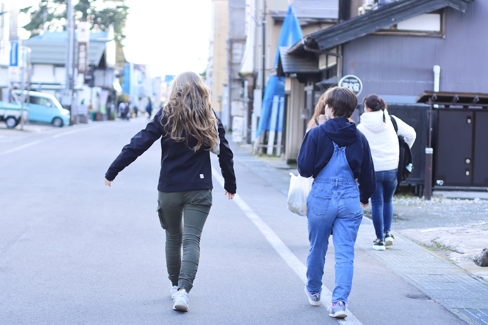 増田町を散策する学生たちの写真