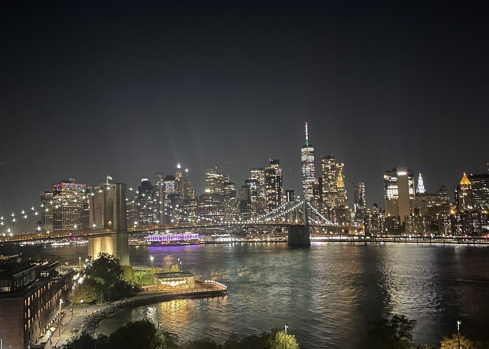 ニューヨーク、ブルックリンブリッジの夜景写真