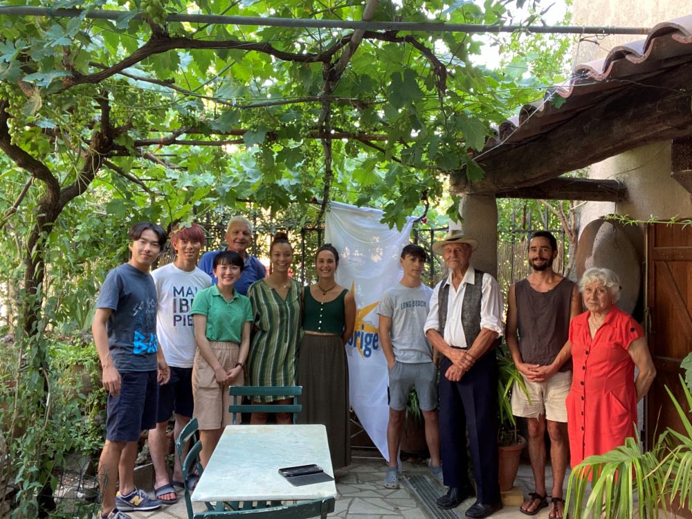 AIUのフランス語の先生のご友人家族と一緒にガーデンで撮った写真