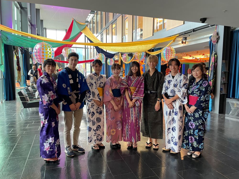 日本文化のイベントで友人たちと着物を着て映る今村さんの写真