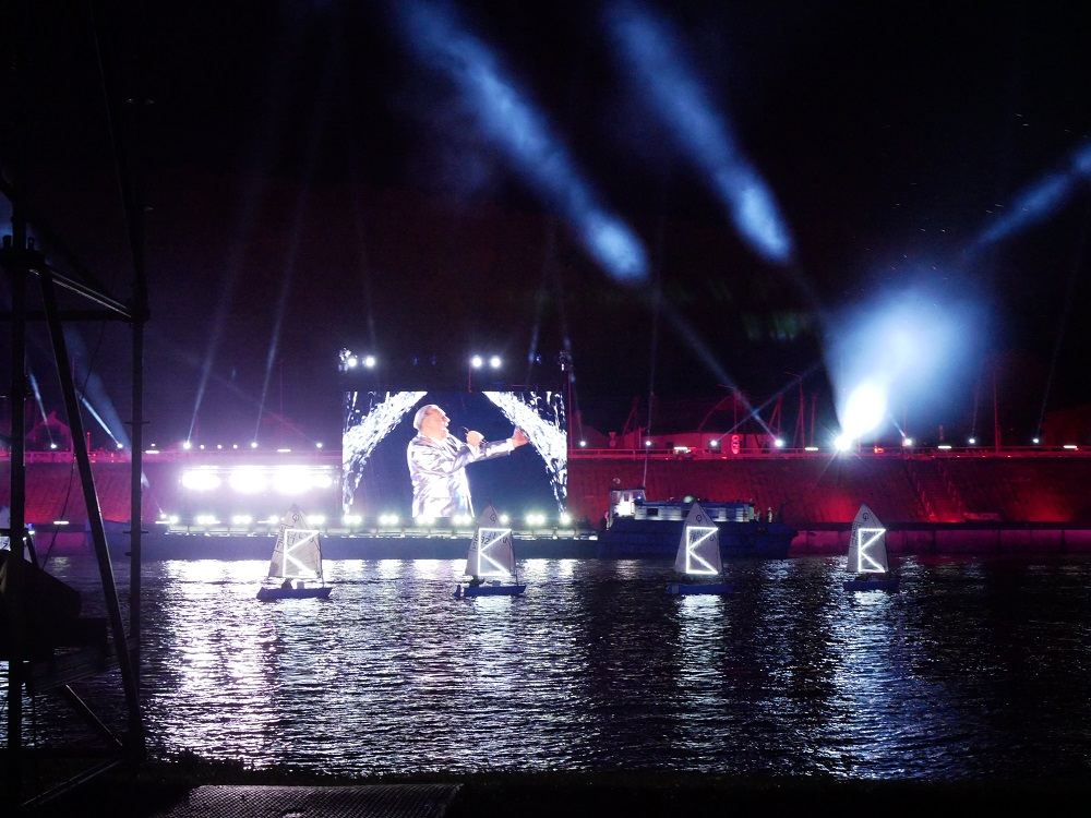 Kaunas2022のイベントで水上のスクリーンに映像が映し出されている様子