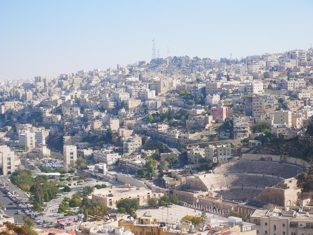 ヨルダンの首都、アンマンの中心街を高台から見渡した写真